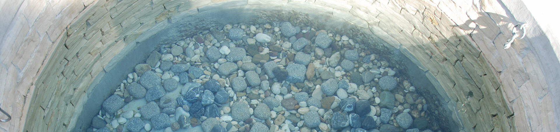 Izvor vode u okuglom bunaru